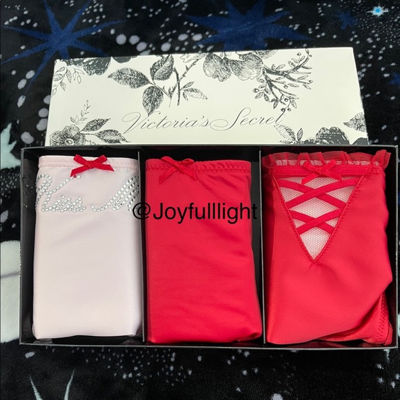 VS DREAM ANGELS 3-Pack Festive V-String Panties - Picture 3 of 13